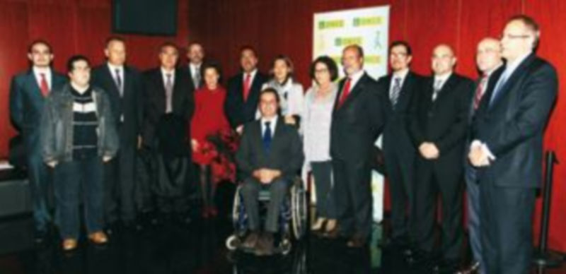 Foto de familia de los galardonados con los Premios Solidarios 2012 de la ONCE de Castilla y León y autoridades. / Ical