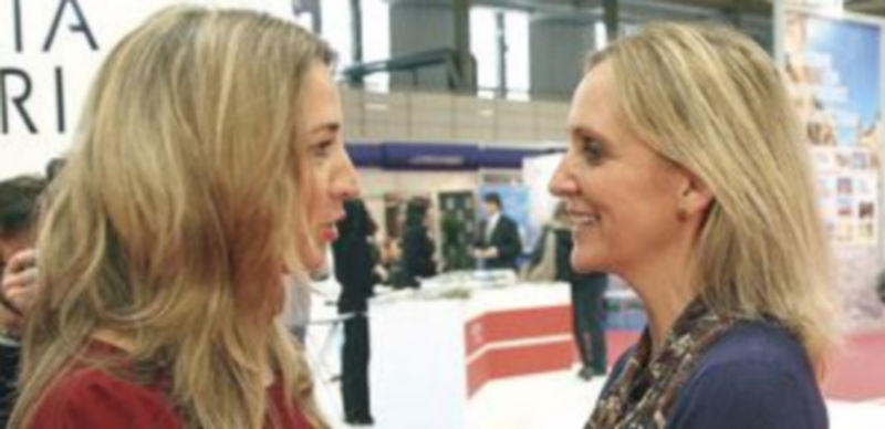 Alicia García (i) saluda a la consejera de Economía