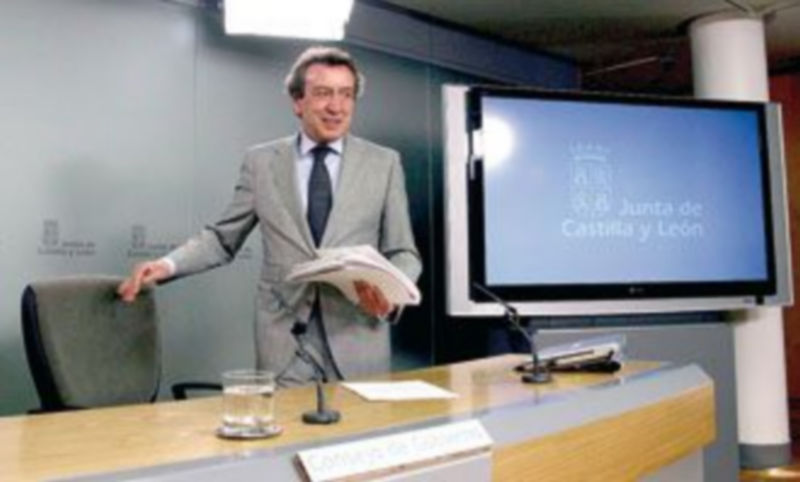 De Santiago-Juárez informa en rueda de prensa de los asuntos abordados por el Consejo de Gobierno. / ICAL