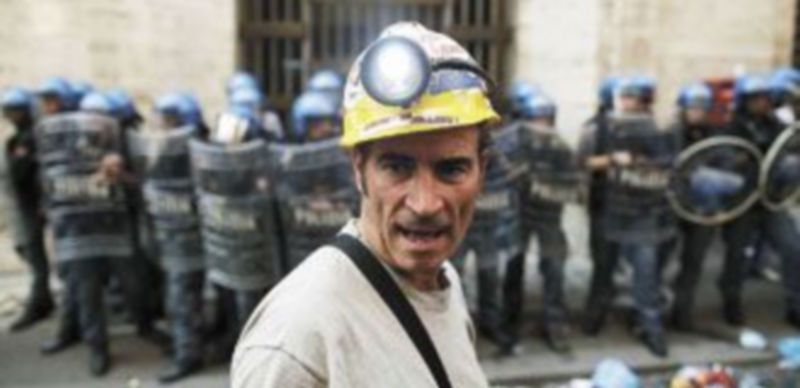 Policías italianos tratan de contener a un grupo de manifestantes que protestan contra el cierre de una fábrica de aluminio en Cerdeña. / Tony Gentile (Reuters)