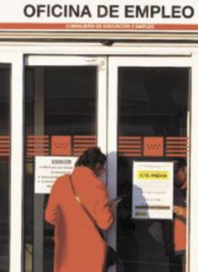 Una mujer accede a una oficina madrileña de Empleo. / Paúl Hanna (Reuters)