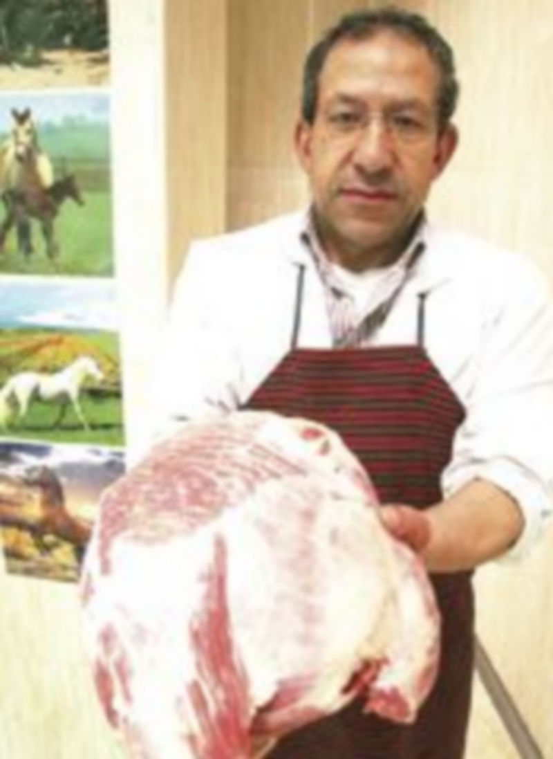 Consumo recoge muestras en busca de carne equina en alimentos de vacuno 1 El propietario de una carnicería de potro muestra una pieza de esa carne. / Ical