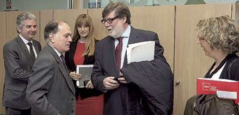 Tomás Villanueva conversa con el presidente de Cecale