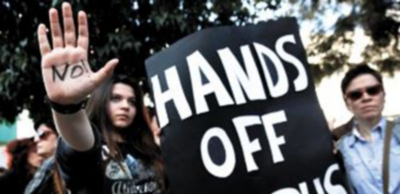 Lemas como «Las manos fuera de Chipre» o «No es una democracia» se podían leer en las pancartas que exhibieron ayer los ciudadanos frente al Parlamento. / Reuters