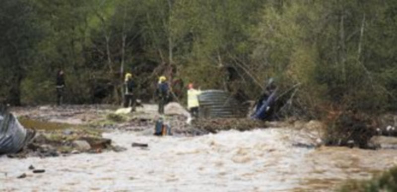 Los bomberos tuvieron que utilizar sendas grúas para sacar los vehículos del río. / Rueda Villaverde