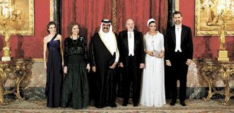 La Familia Real posa en una recepción oficial junto al emir de Qatar