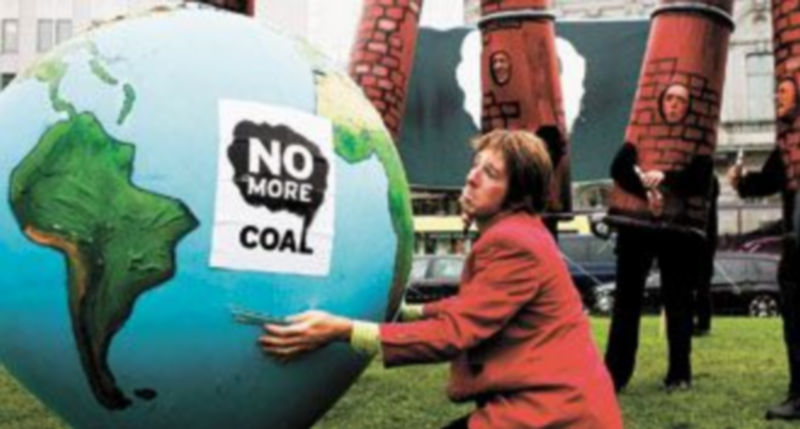 Activistas ambientales protestan contra las centrales eléctricas de carbón cerca del Parlamento Europeo