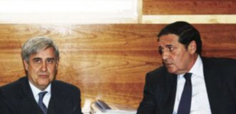 Juan José Badiola (i) se reunió con el consejero Antonio Sáez por espacio de unas dos horas. / M. Chacón (Ical)