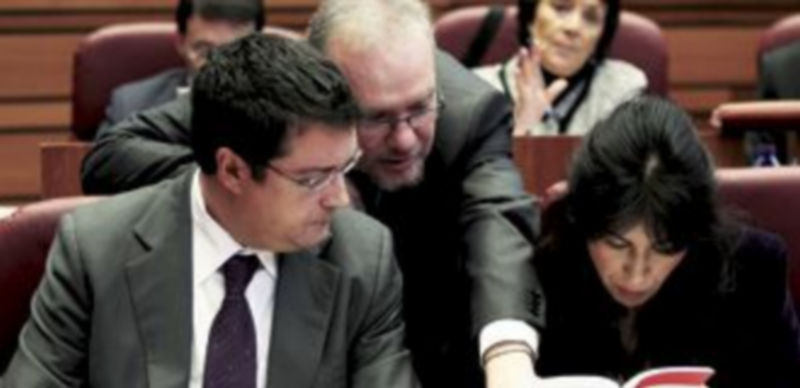 Óscar López ojea el Reglamento de las Cortes junto a José Francisco Martín y Ana Redondo. / Rubén Cacho (ICAL)