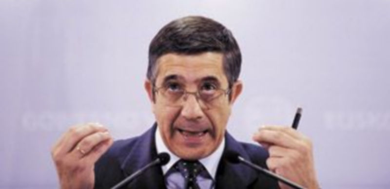 El presidente autonómico Patxi López analizó ayer en Vitoria la situación del Ejecutivo tras la ruptura del pacto del PP. / Reuters