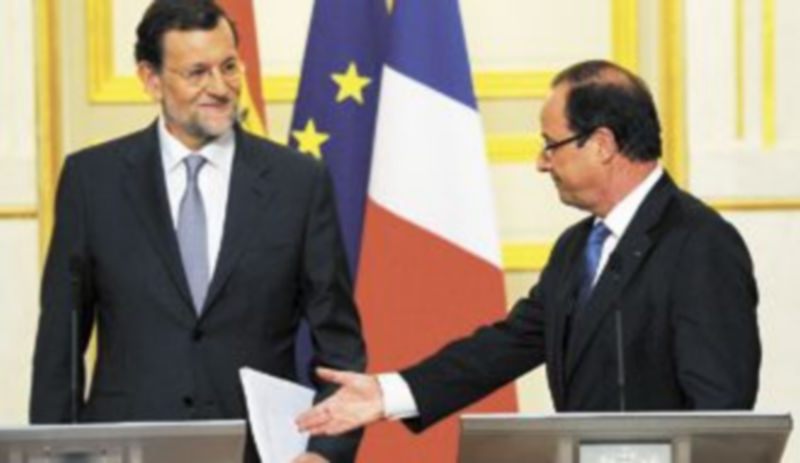 François Hollande tiende la mano a Mariano Rajoy tras su primera reunión en el Palacio del Elíseo. / Reuters
