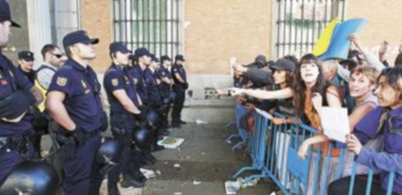 Los agentes antidisturbios llegaron ayer a las inmediaciones del Congreso de los Diputados. / Europa Press