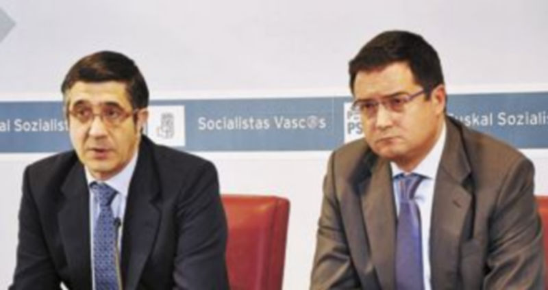 Patxi López (i) y Óscar López comparecen en rueda de prensa. / Ical