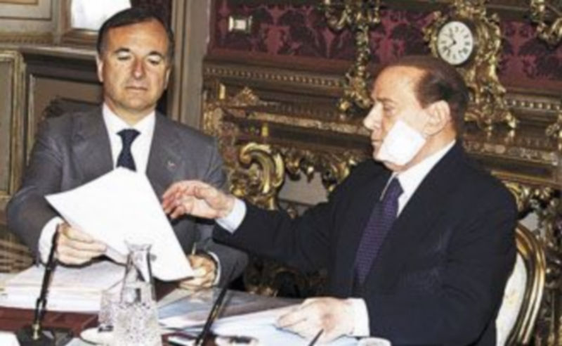 Silvio Berlusoni conversa con su ministro de Exteriores