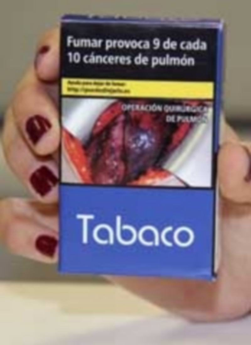 Europa inicia la lucha más feroz contra el tabaquismo 1 Las nuevas cajetillas de tabaco ofrecerán a los usuarios imágenes como operaciones quirúrgicas de pulmón. / Efe