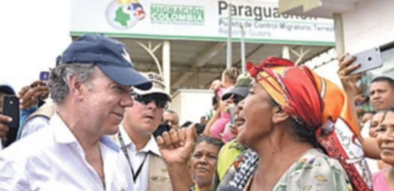 Juan Manuel Santos conversa con algunos residentes del paso fronterizo de Paraguachón