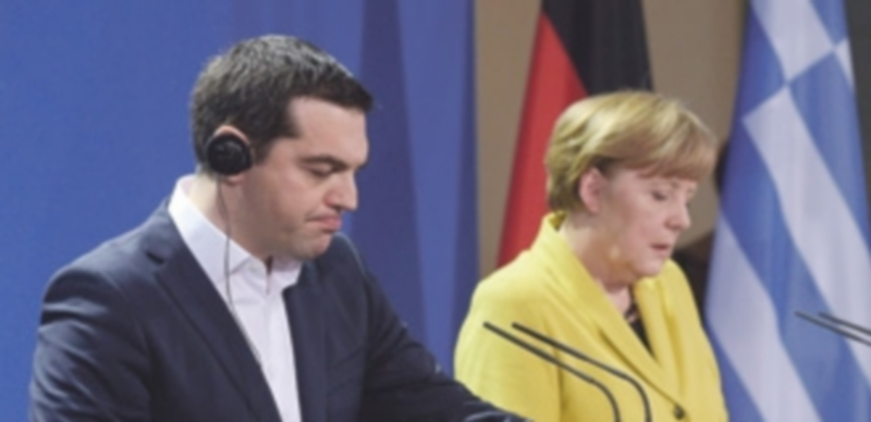 Alexis Tsipras y Angela Merkel atienden a los medios de comunicación en la rueda de prensa de ayer. / Efe