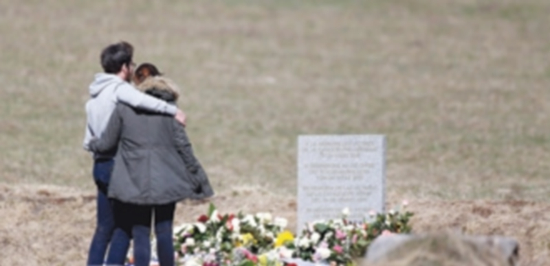 Familiares de las víctimas del accidente aéreo de los Alpes visitan el monolito levantado en su honor. / Efe