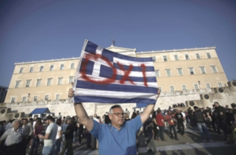 Algunos manifestantes reivindican el ‘no’ en el referéndum en la plaza de Syntagma de la capital griega. / EFE