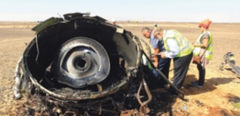 Investigadores egipcios intentan sacar conclusiones sobre los restos del aparato siniestrado en el Sinaí. / Efe