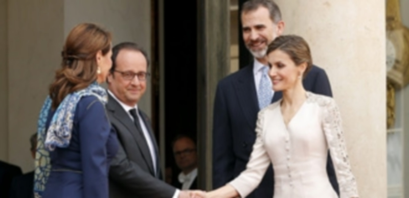 Los Reyes de España saludan al presidente francés François Hollande. / Efe