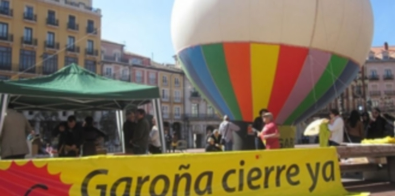 Unas 30 personas se concentran en Burgos para exigir el cierre de Garoña 1 Algunos de los manifestantes concentrados ayer en la capital burgalesa. / E.P.
