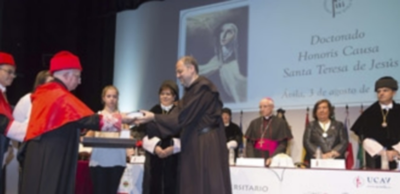 Santa Teresa, Doctora honoris causa por la Universidad de Ávila 1 El prepósito de la Orden del Carmelo Descalzo