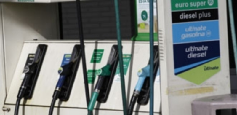 Los precios vuelven a caer debido a los descensos de luz y carburantes 1 Los precios de gasolina y gasóleo se sitúan esta semana en mínimos del verano coincidiendo con la operación retorno. / E.P.