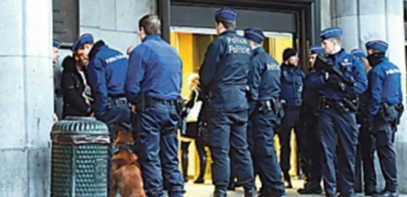 El cierre del metro y los centros educativos protagonizó ayer la primera jornada laboral desde el aumento de la alerta. / Efe