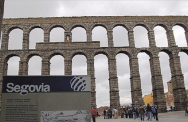 La capital segoviana recibe cada año a decenas de miles de turistas atraídos por su patrimonio histórico. / Efe