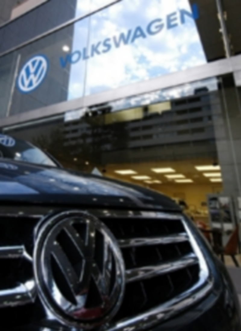 Turismo a las puertas de un concesionario de Volkswagen. / Efe