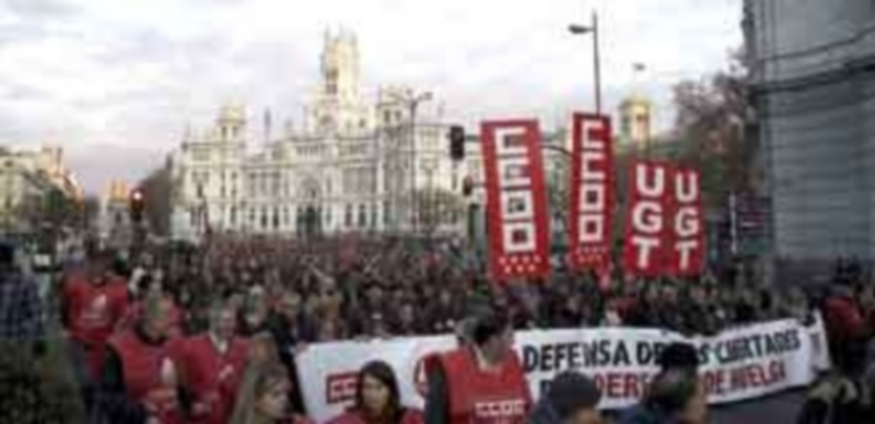 Centenares de personas se manifiestan junto a los sindicatos en una jornada de huelga. / Efe