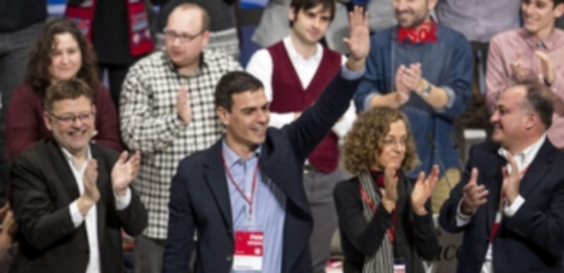 El secretario general socialista Pedro Sánchez saluda a los militantes. / Efe