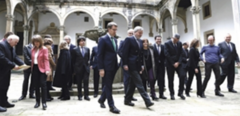 Núñez Feijoo (i) y Méndez de Vigo (d) en el pleno del Consejo Jacobeo. / Efe