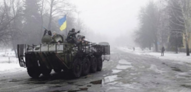 Un carro de combate ucraniano durante la retirada de armamento pesado . / Efe