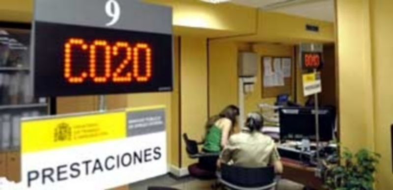 La región perdió 114.571 afiliados a la Seguridad Social de 2008 a 2015 1 Dos mujeres reciben información en una oficina del Servicio Público de Empleo