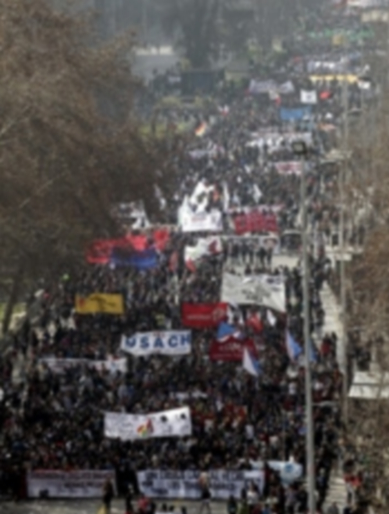 Miles de estudiantes se manifiestan en Santiago de Chile. / Efe