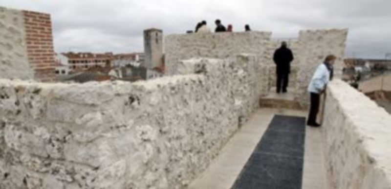 Los vecinos de la villa podrán continuar visitando gratis las murallas durante el mes de enero. /Gabriel Gómez