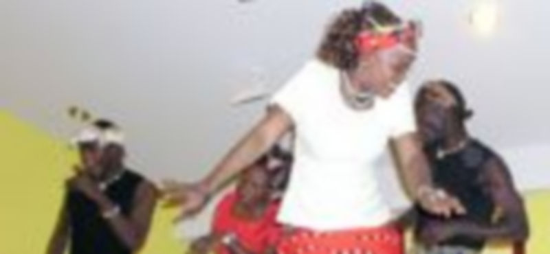 Un momento de la actuación del grupo africano en el centro de día cuellarano./Gabriel Gómez