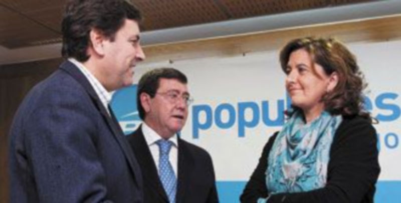 Carlos Fernández Carriedo (i) conversa con Begoña Hernández en presencia de César Rico. / ICAL