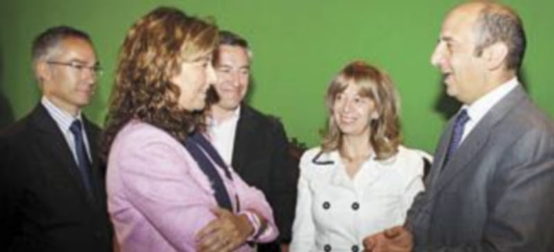 Hernández charla con el alcalde de Pola de Gordón antes de reunirse. /Ical