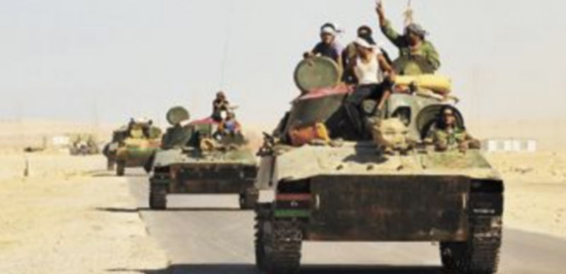 Miembros de las milicias insurgentes avanzan con sus tanques hacia Sirte