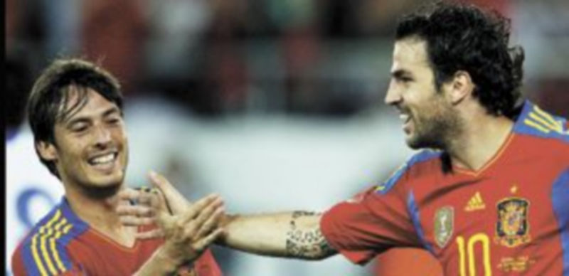 Cesc: el momento más dulce de su vida 1 El centrocampista catalán celebra con su compañero de selección David Silva uno de los goles logrados en el encuentro ante Chile. / Christian Hartmann (REUTERS)