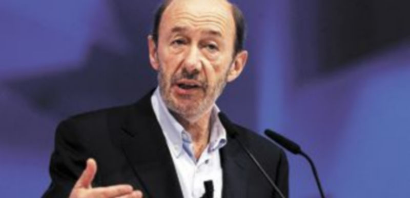 Alfredo Pérez Rubalcaba durante su intervención en el foro de Sanidad de la conferencia política del PSOE. / Efe