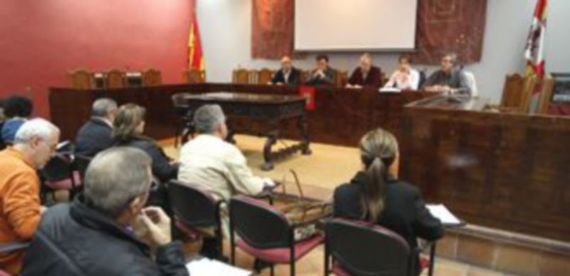 El salón de plenos del Ayuntamiento de Cuéllar acogió el desarrollo de la junta general. / Gabriel Gómez.