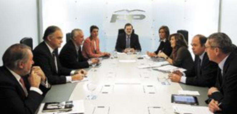 El próximo inquilino de La Moncloa departe con su plana mayor horas antes de confirmar la fecha oficial del relevo. / Andrea Comas (Reuters)