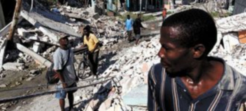 Los haitianos buscan entre los restos de lo que fueron sus hogares algunas de sus pertenencias. / Efe