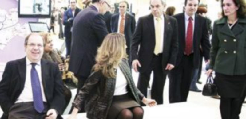Los embajadores más especiales de la Comunidad 1 Herrera se sienta y bromea en compañia de Alicia García y Josefa García Cirac.