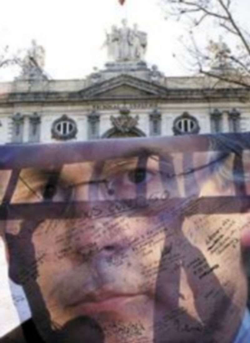 Una pancarta de apoyo Garzón