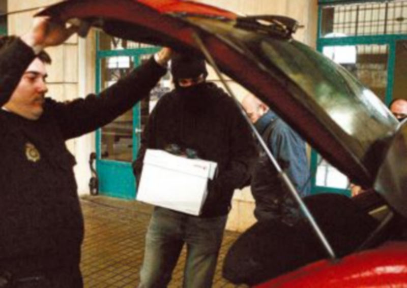La Policía registra el coche del presunto etarra detenido el pasado martes en la provincia de Gerona. / Reuters